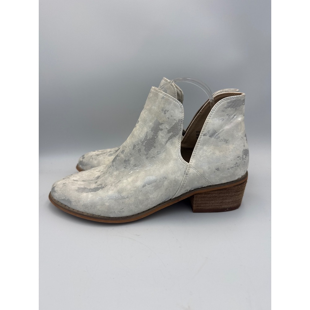 Boutique by Corkys Womens Silver Metallic Distressed V-Cut Ankle Booties Size 10